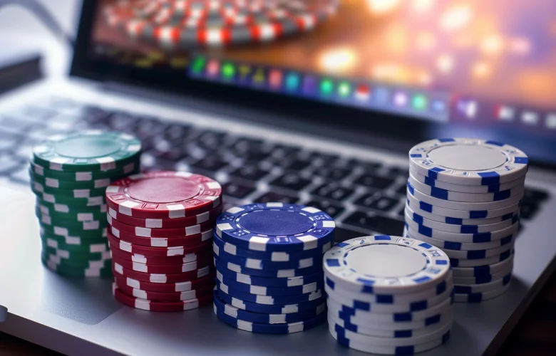 Fichas de juegos de casino en una computadora portátil